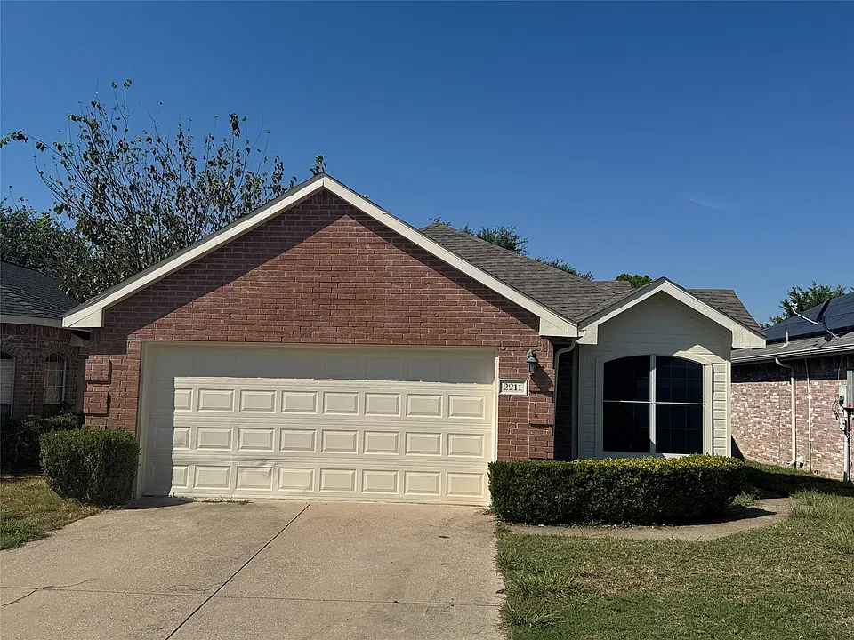 2211 Brookview Dr