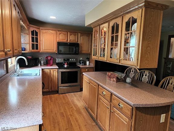 3rd image of 33037 W Main St