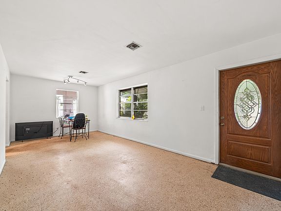 3rd image of 1405 SW 19th Avenue