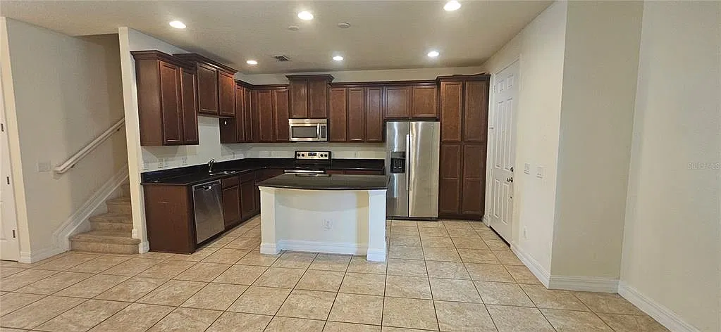 3 bed, 2.5 bath, 1639 sqft, $2,400 — Photo 4