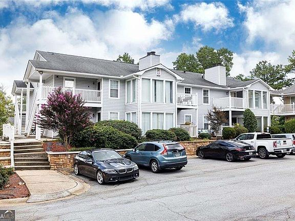 4th image of 910 Augusta Dr SE