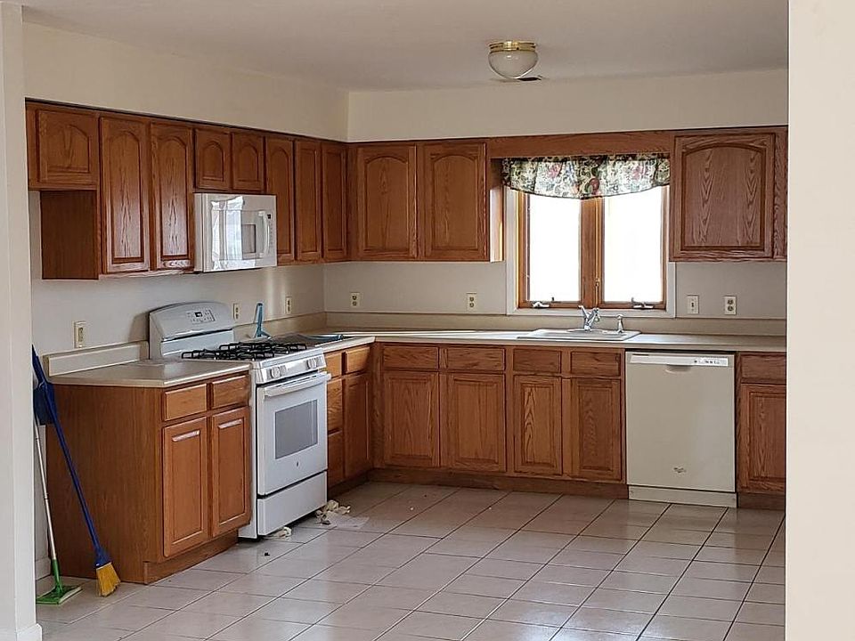 brand new stove and microwave / newer dishwasher