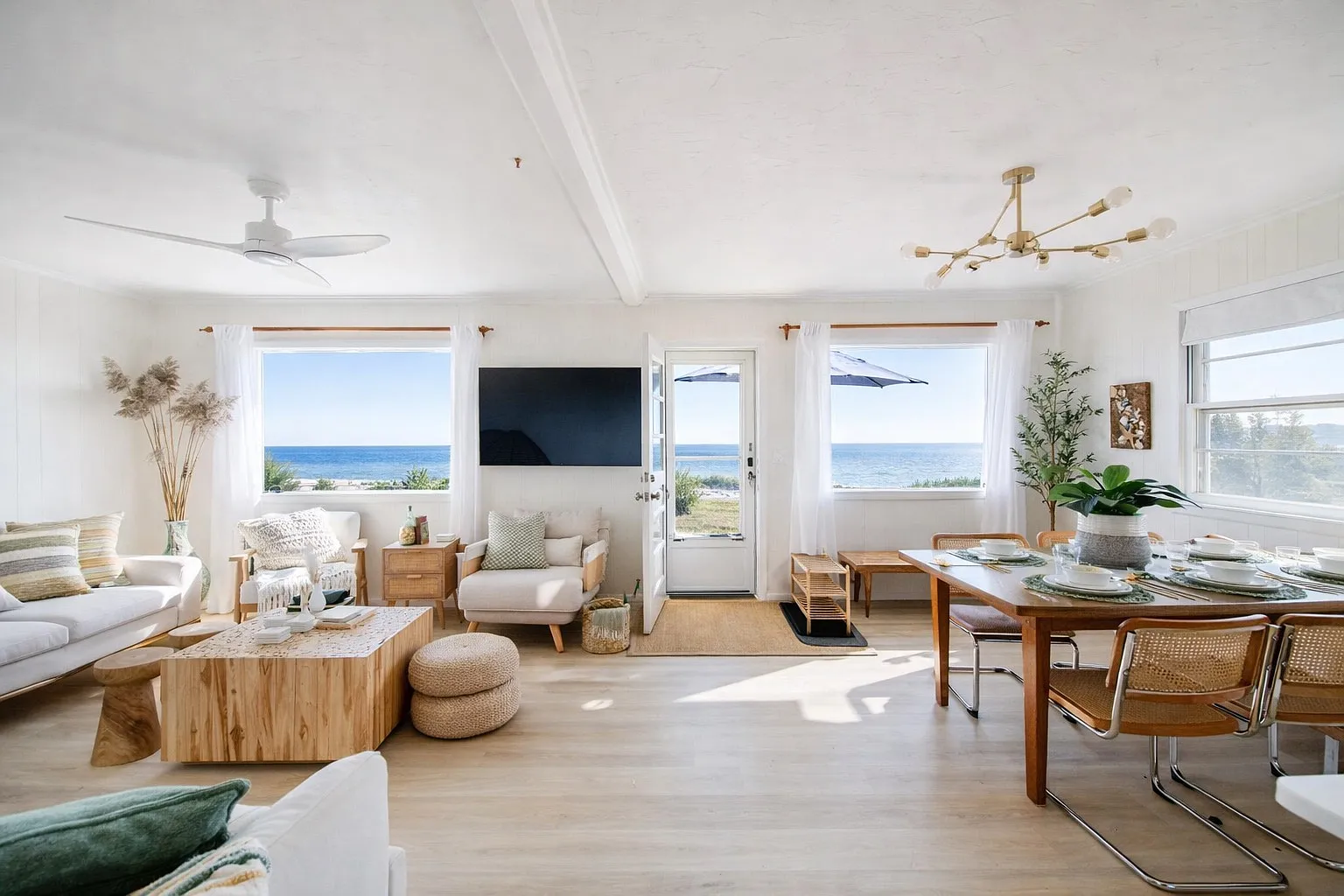 Charming Bungalow on the Bay — Photo 1