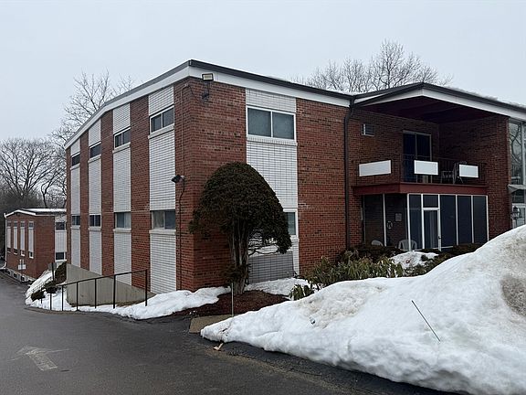 2nd image of 115 Grove St APT 1