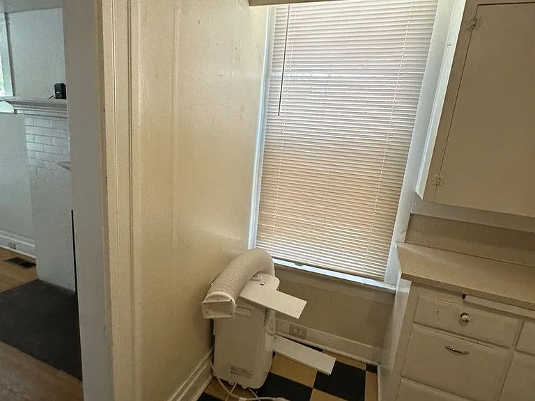 1207 W Washington St — Photo 3