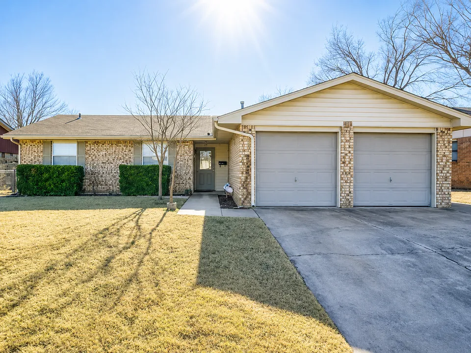 5716 NW Cedarwood Dr