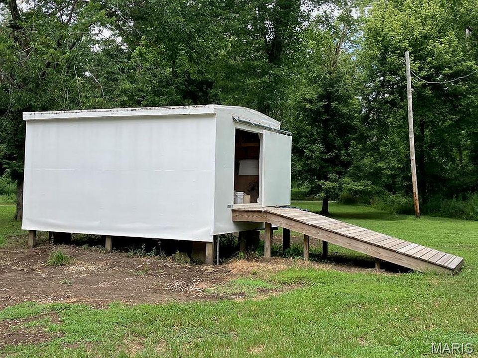 2nd image of 910 River Rd