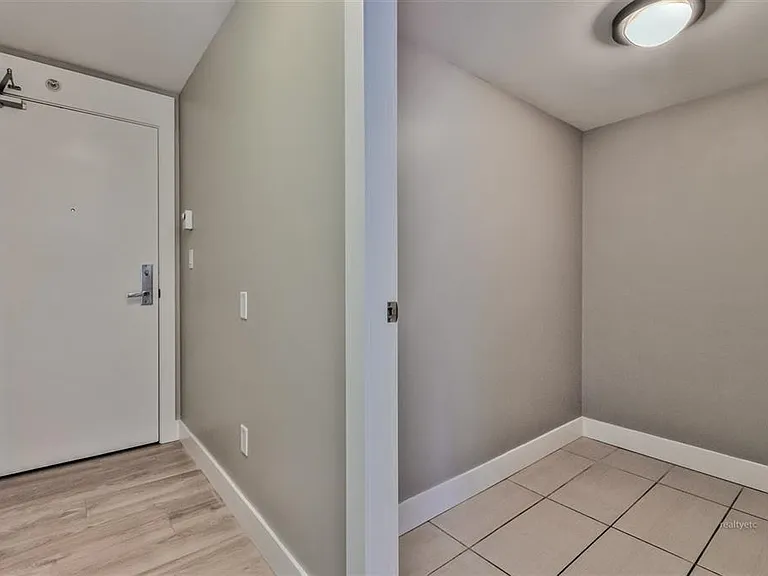 565 Smithe St #100X — Photo 14
