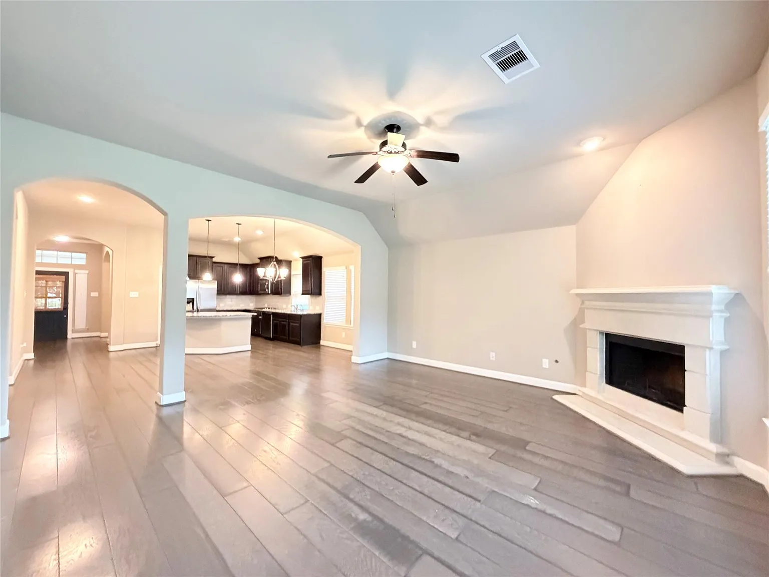 3 bed, 2.0 bath, 2205 sqft, $2,350 — Photo 3