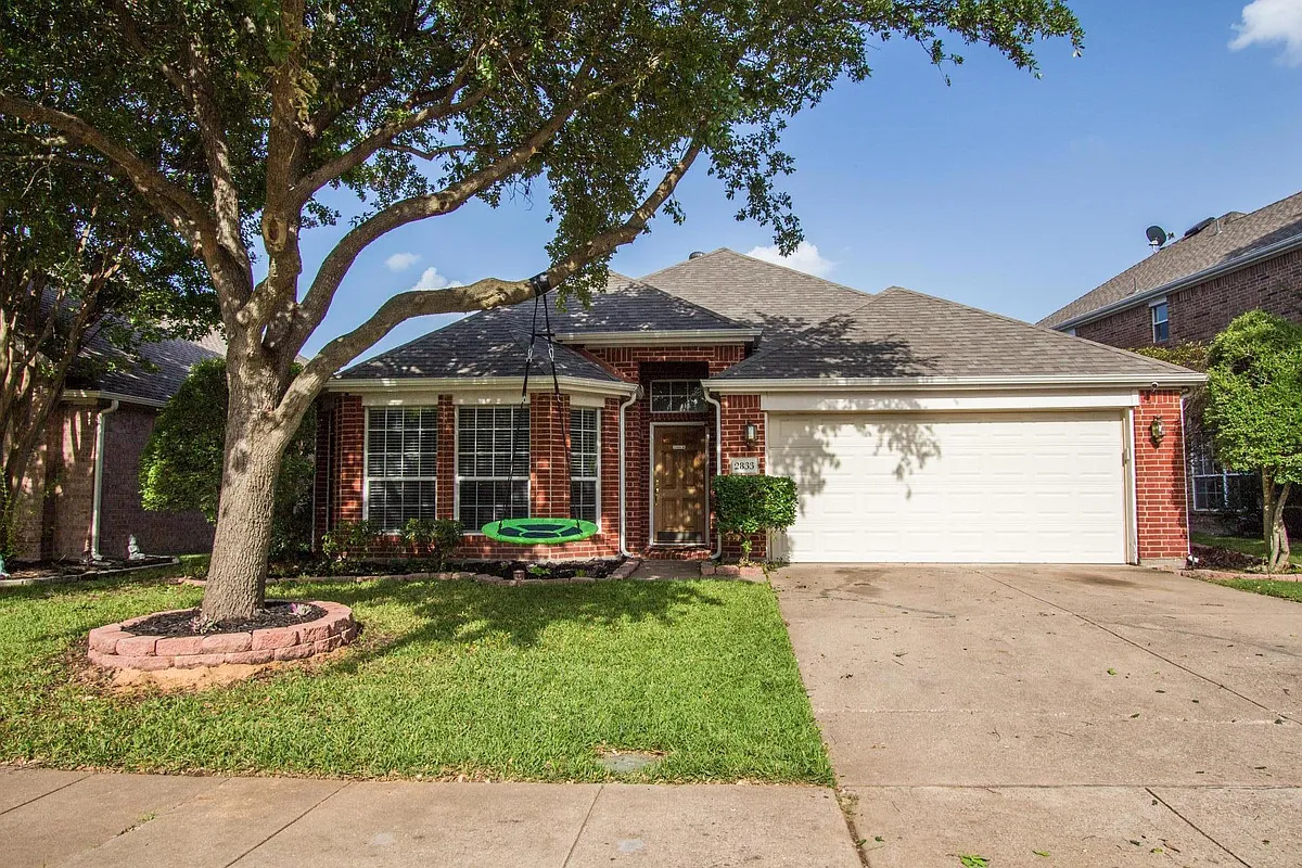 Beautiful home in Stonebridge Ranch with access to Stonebridge Ranch Beach Club & Aquatic Center and 1 block away from a park! 2 car garage, sprinkler system, brand new energy efficient AC system - 2833 Dunbar Dr
