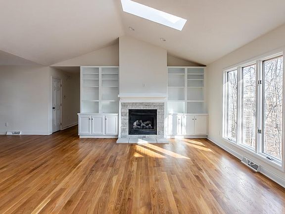 4th image of 2324 E Linden Hill Dr
