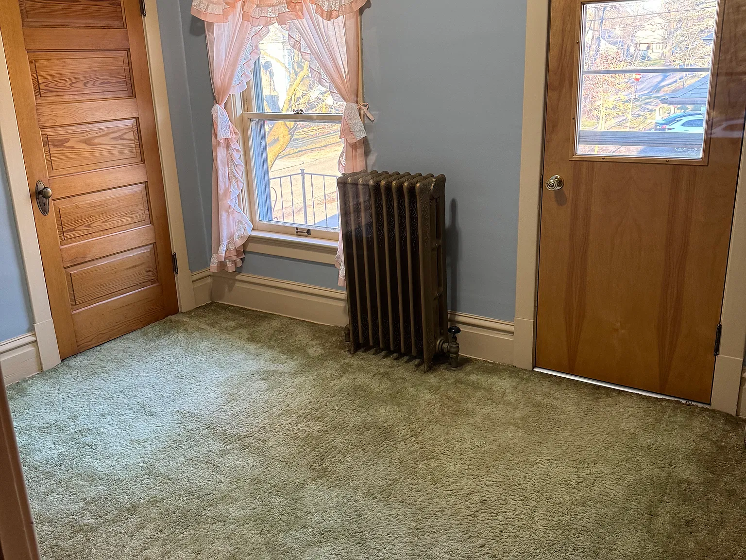 4 bed, 2400 sqft, $2,600 — Photo 3