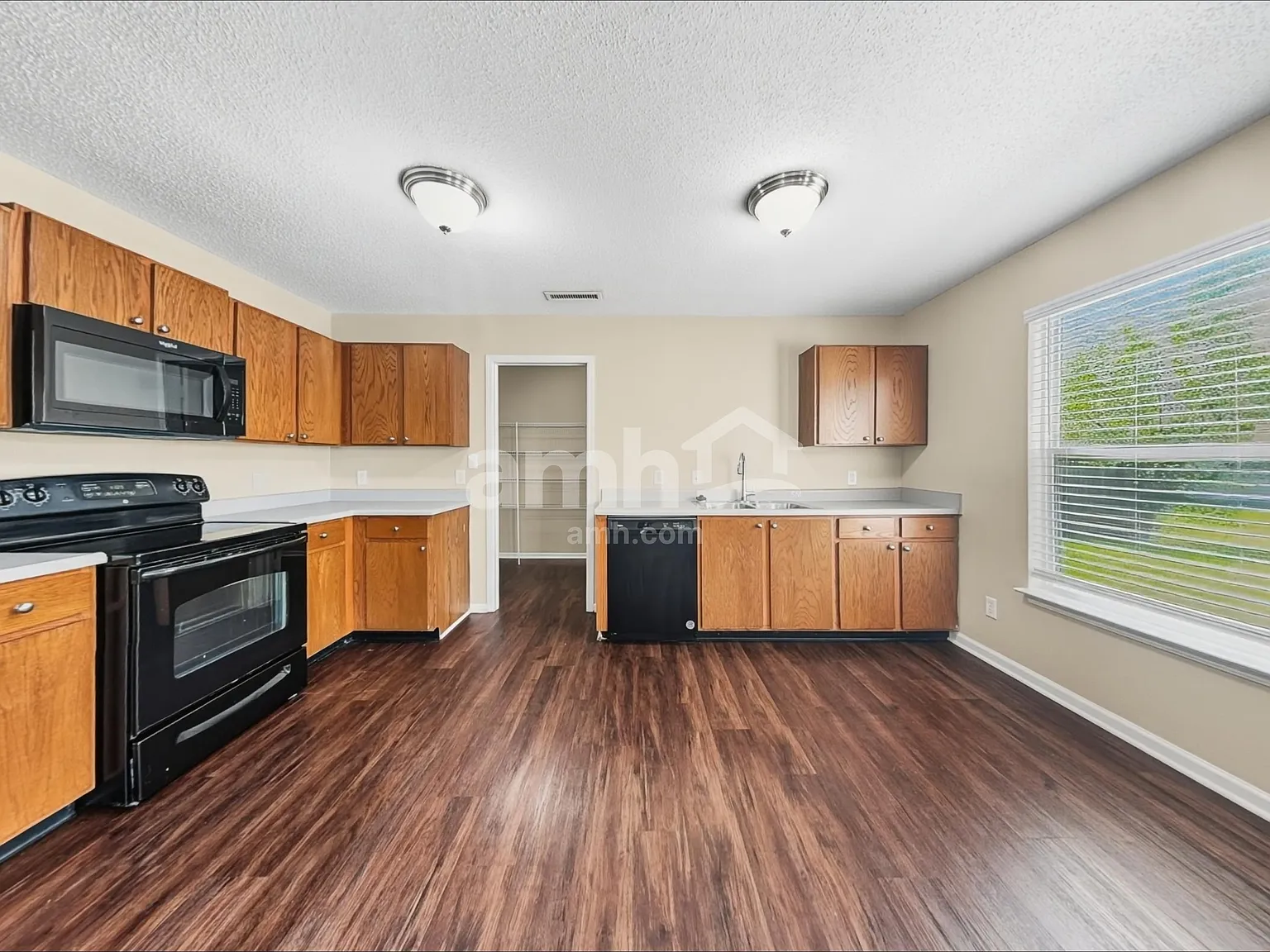 3 bed, 2.5 bath, 2124 sqft, $2,125 — Photo 4