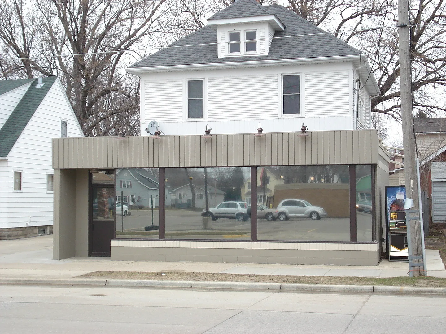 1002 Burr — Photo 1