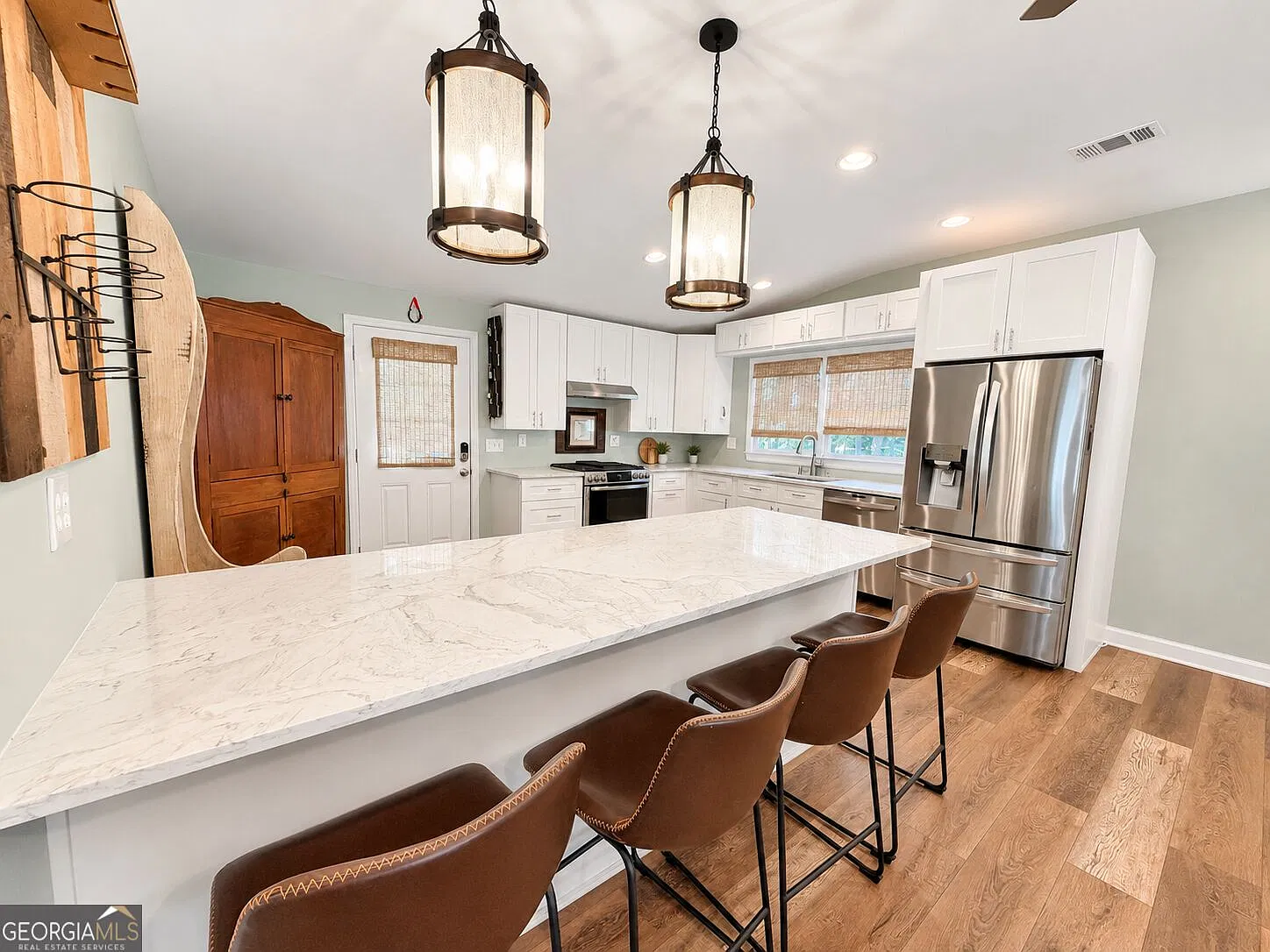 3 bed, 2.0 bath, 960 sqft, $3,300 — Photo 3