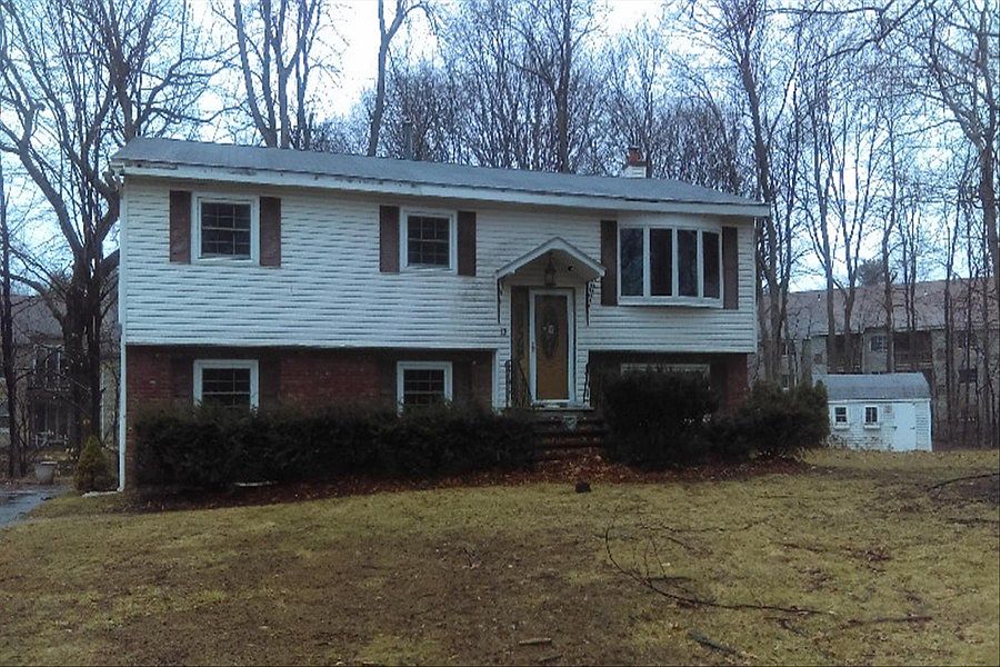 1st image of 13 Stockton Ct