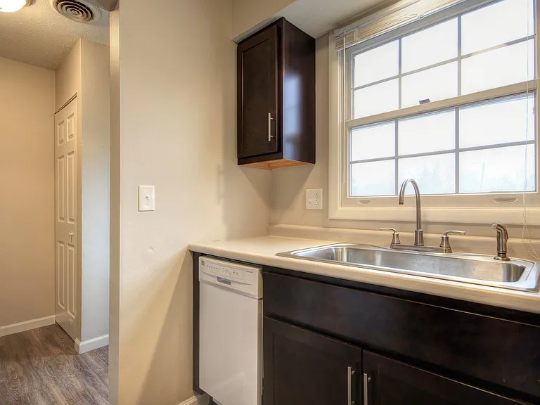 1515 Lincolnshire Dr — Photo 1