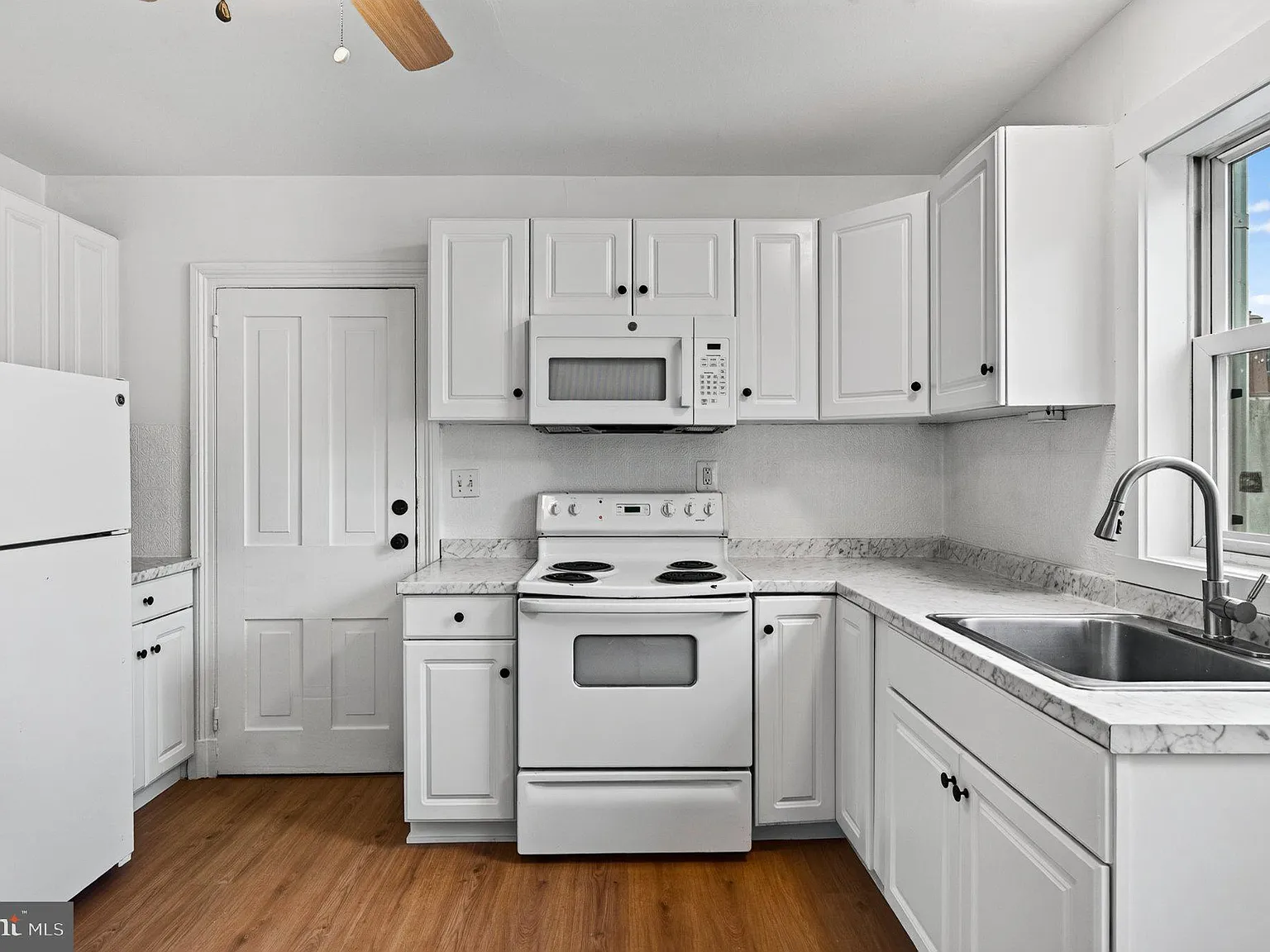 1 bed, 1.0 bath, 2952 sqft, $1,800 — Photo 4