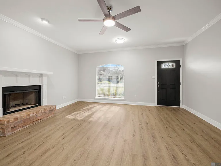 18596 White Oak Dr — Photo 2