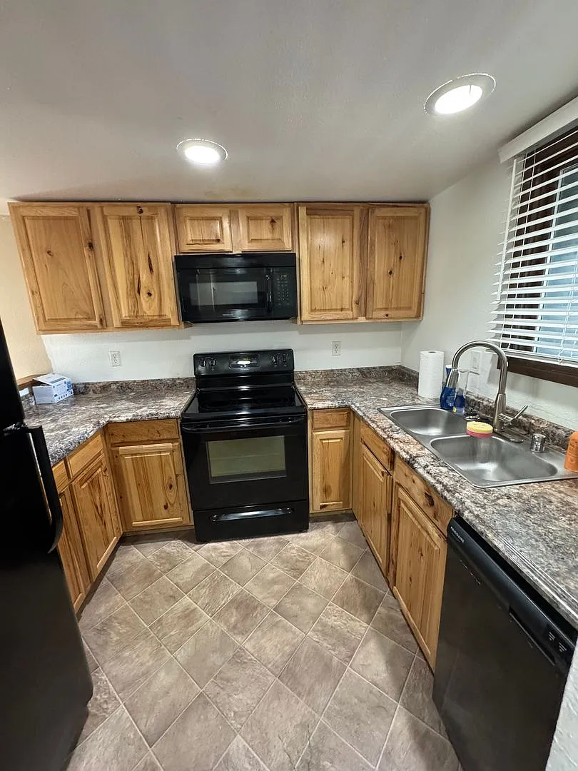 Upper Level Unit In Independence Park — Photo 1