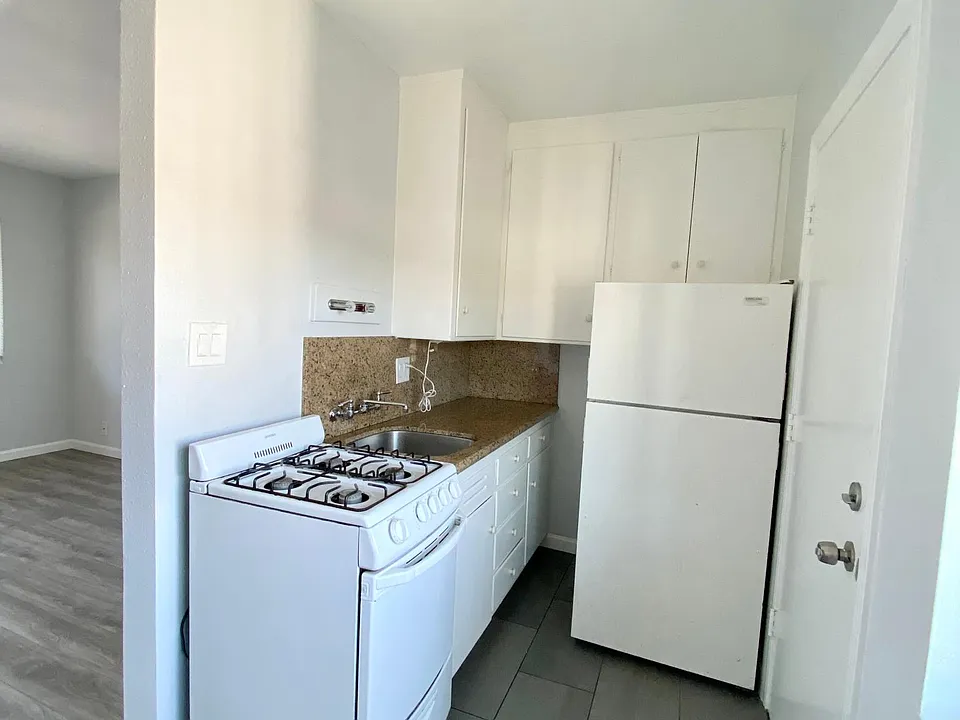 Kitchen - Granite Counters, Gas Oven