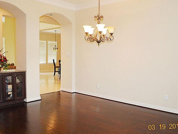 Lovely formal dining w/hardwood floors