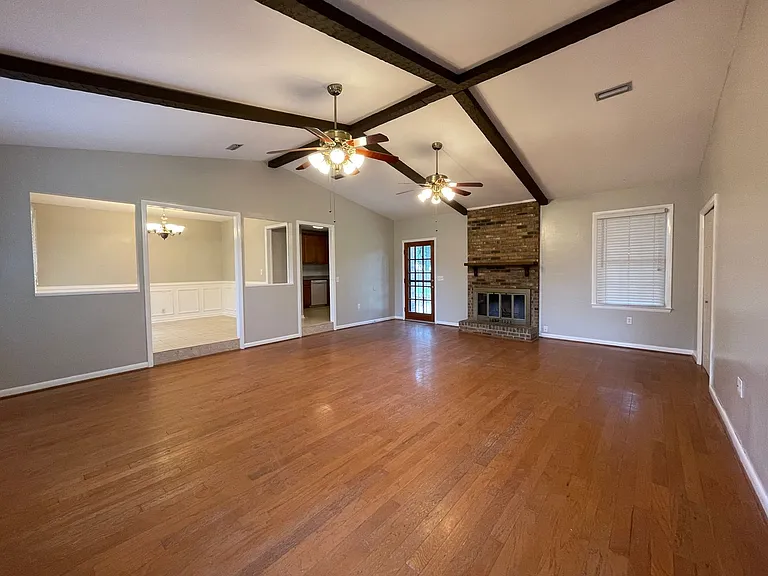 105 Kingston Dr — Photo 2