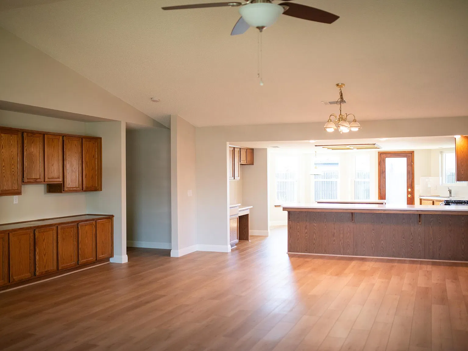 4 bed, 2118 sqft, $2,600 — Photo 2