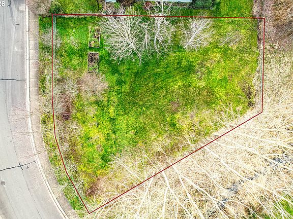 3rd image of 335 NE Hillwood Dr