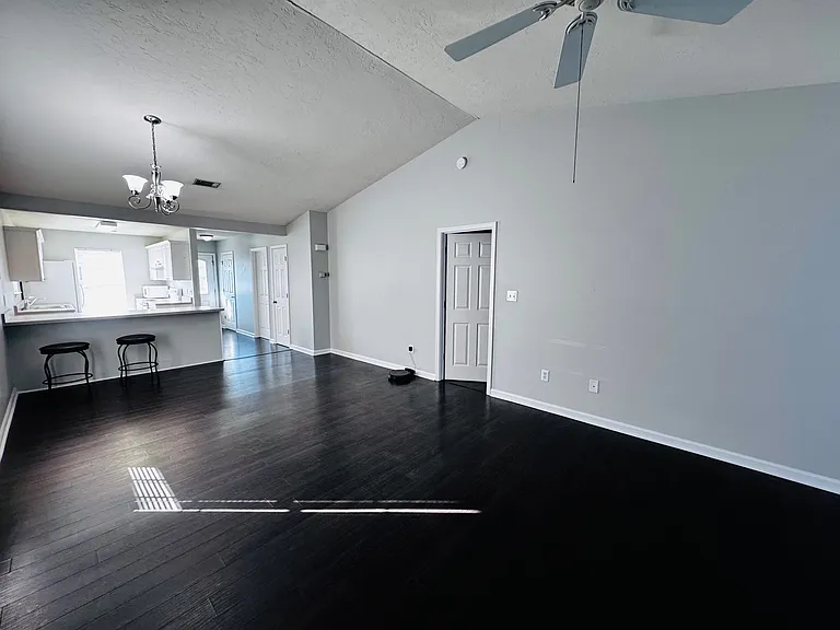 420 Londonberry Dr — Photo 4