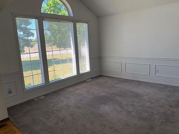 5th image of 1701 S Timberlane Dr