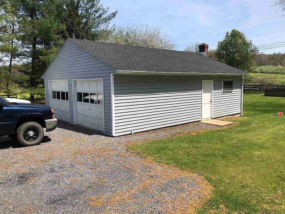 2nd image of 200 S Oak Ln