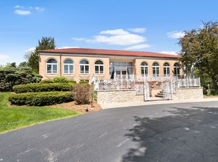 18 Royal Vale Dr, Oak Brook, IL 60523