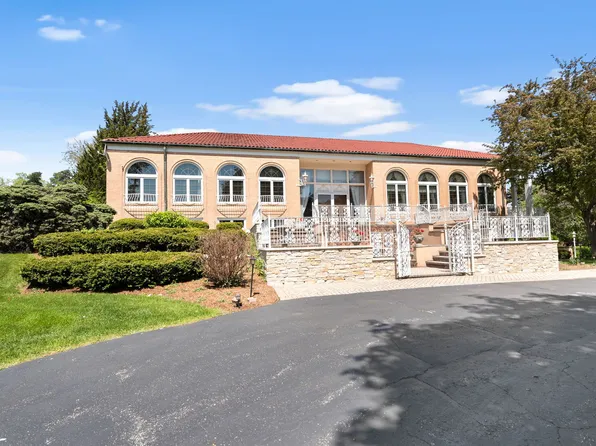 18 Royal Vale Dr, Oak Brook, IL 60523