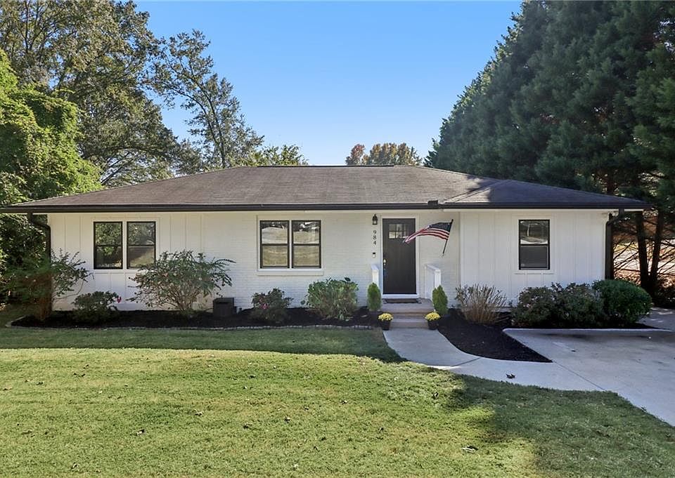 1st image of 984 Valley Dr SE