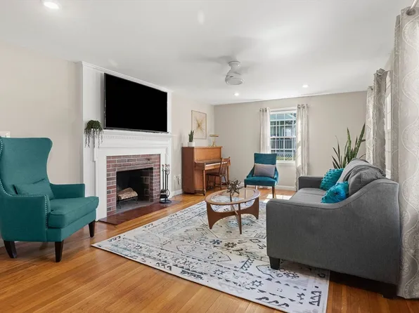 369 Wood Ln, North Andover, MA 01845