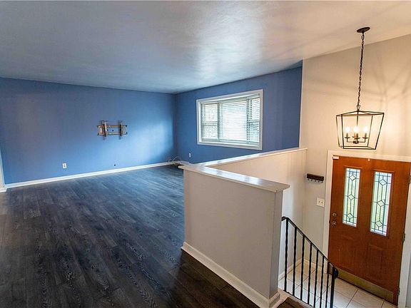 3rd image of 721 Bar Harbor Dr