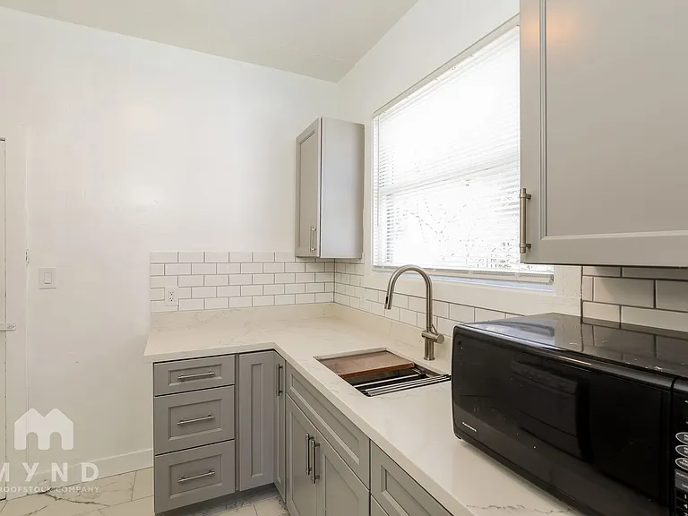 848 Erie St #4 — Photo 10