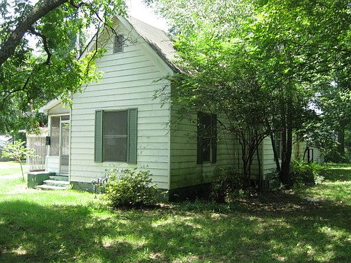 2nd image of 220 Reynolds St