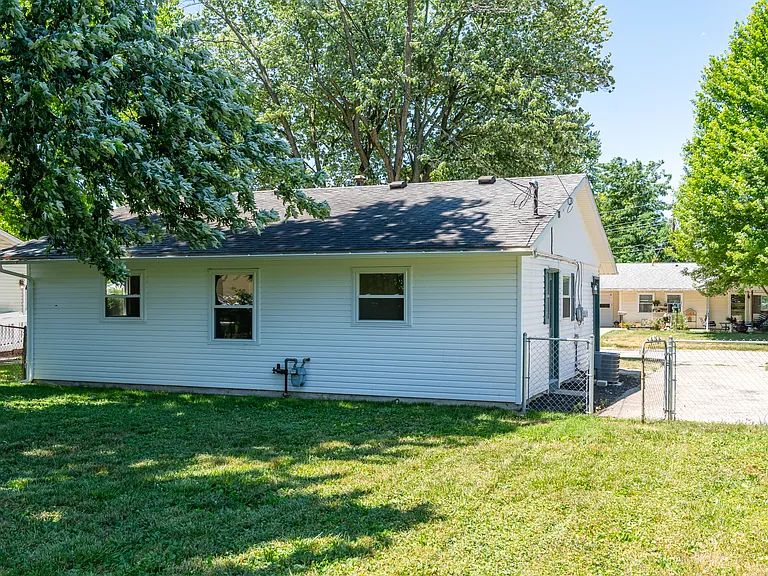 77 Ridgebury Dr — Photo 36