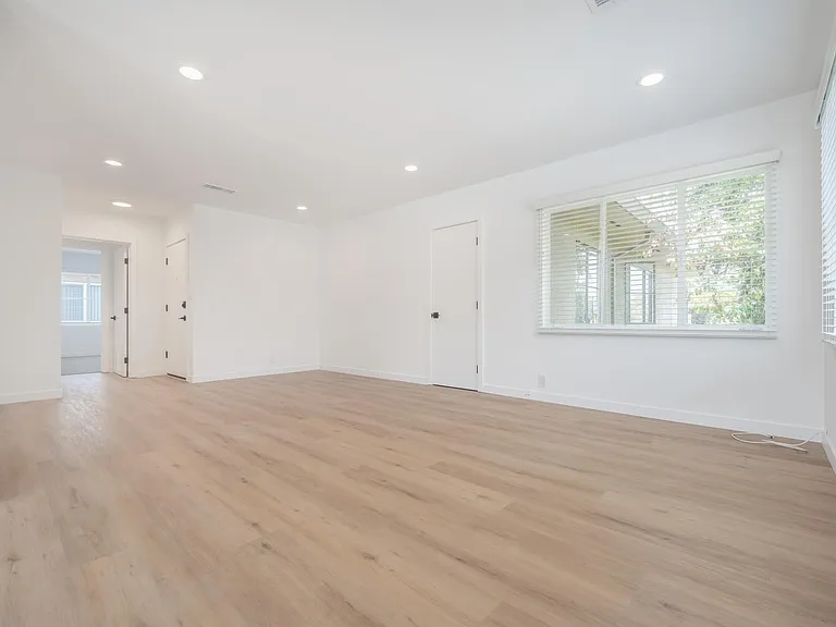 3201 S Barrington Ave #F — Photo 1