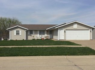 22 Jackson St, Pella, IA 50219