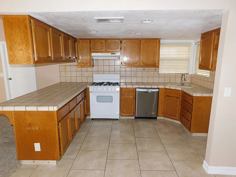 742 N Inyo St — Photo 5