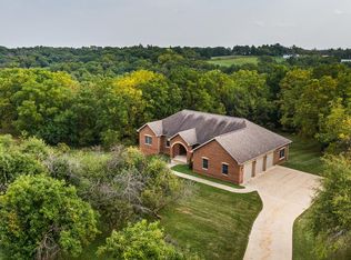 17062 Castlemaine Ln, Dubuque, IA 52001