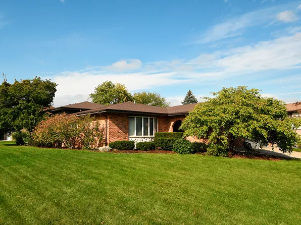 45 W Peiffer Ave, Lemont, IL 60439