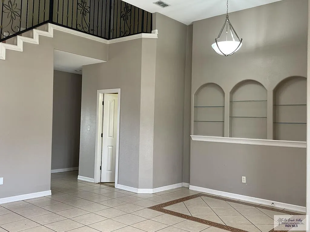 3 bed, 2.5 bath, 2283 sqft, $1,900 — Photo 4