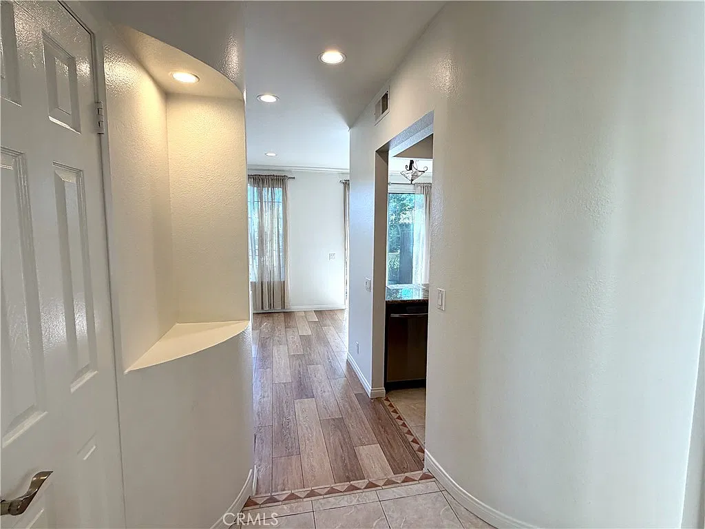 2 bed, 2.5 bath, 1091 sqft, $3,400 — Photo 4