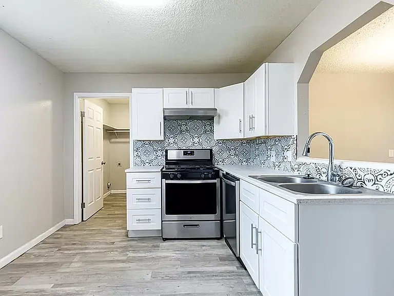 4634 Fordham St — Photo 15