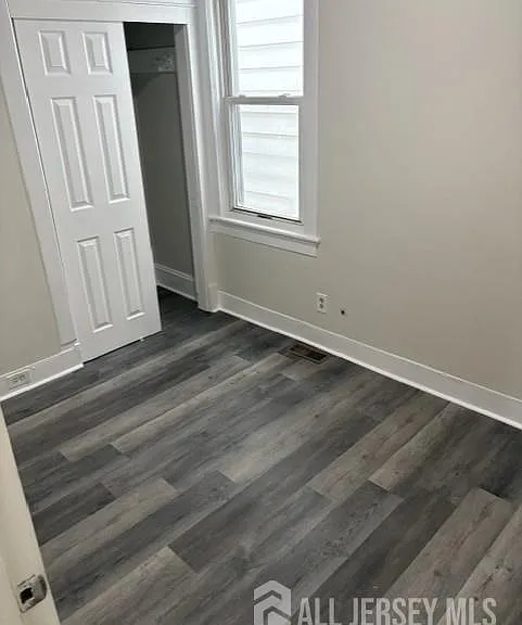 331 Somerset St — Photo 12
