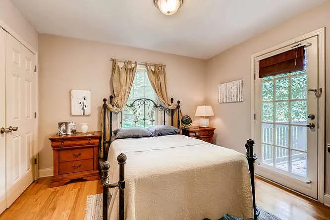 203 E Davis St #B — Photo 6